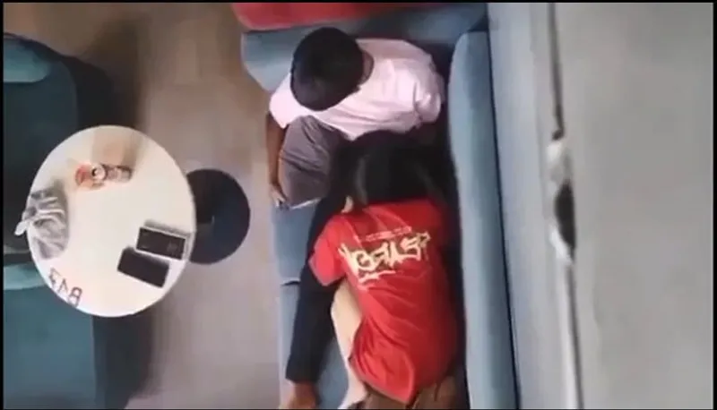 Quay lén người tình bú liếm cho eny nơi công cộng