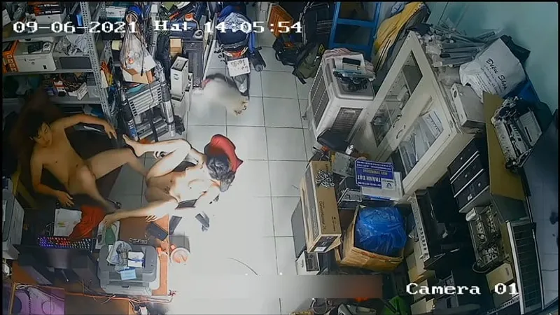 Vợ yêu người chồng nện nhau trong của hàng máy tính